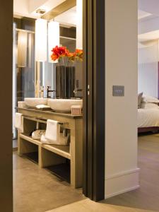 eight hotel paraggi