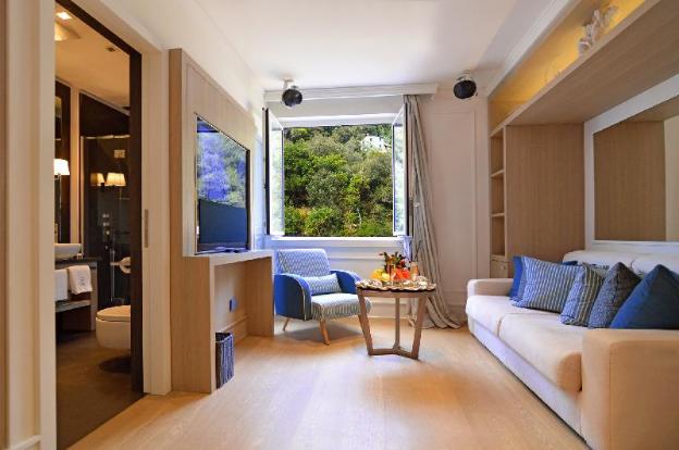 eight hotel paraggi