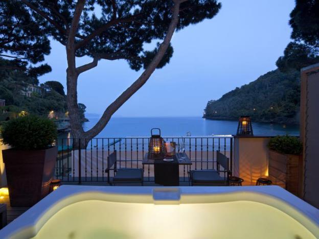 eight hotel paraggi