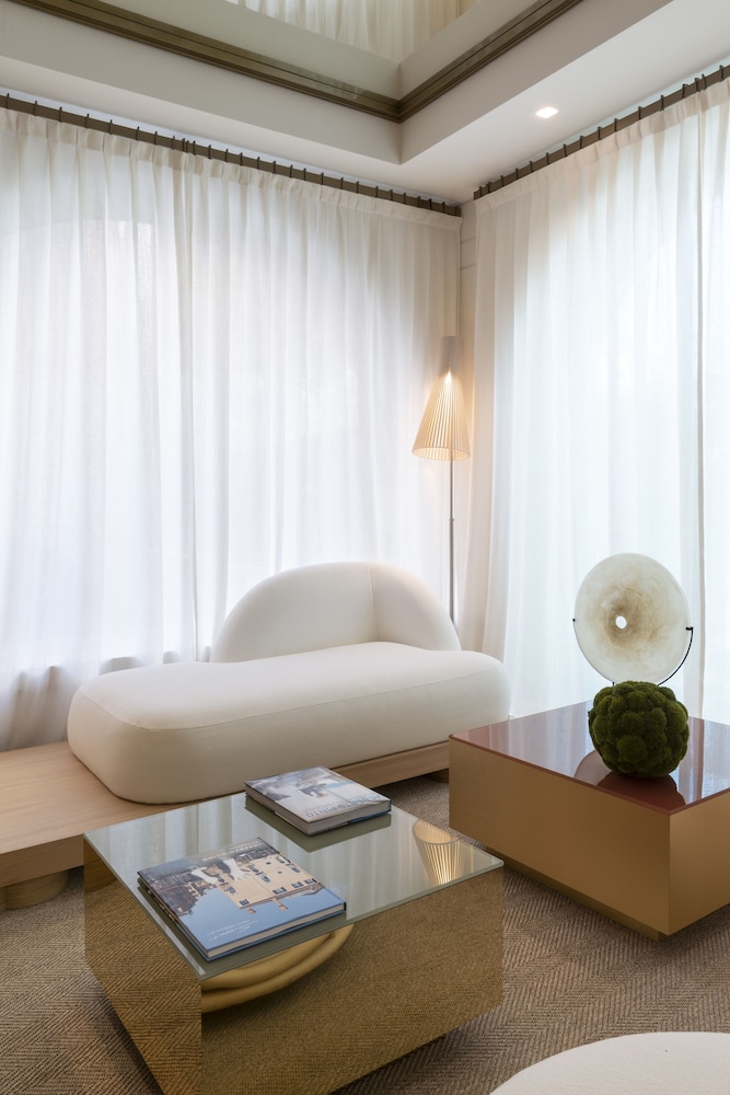 eight hotel paraggi