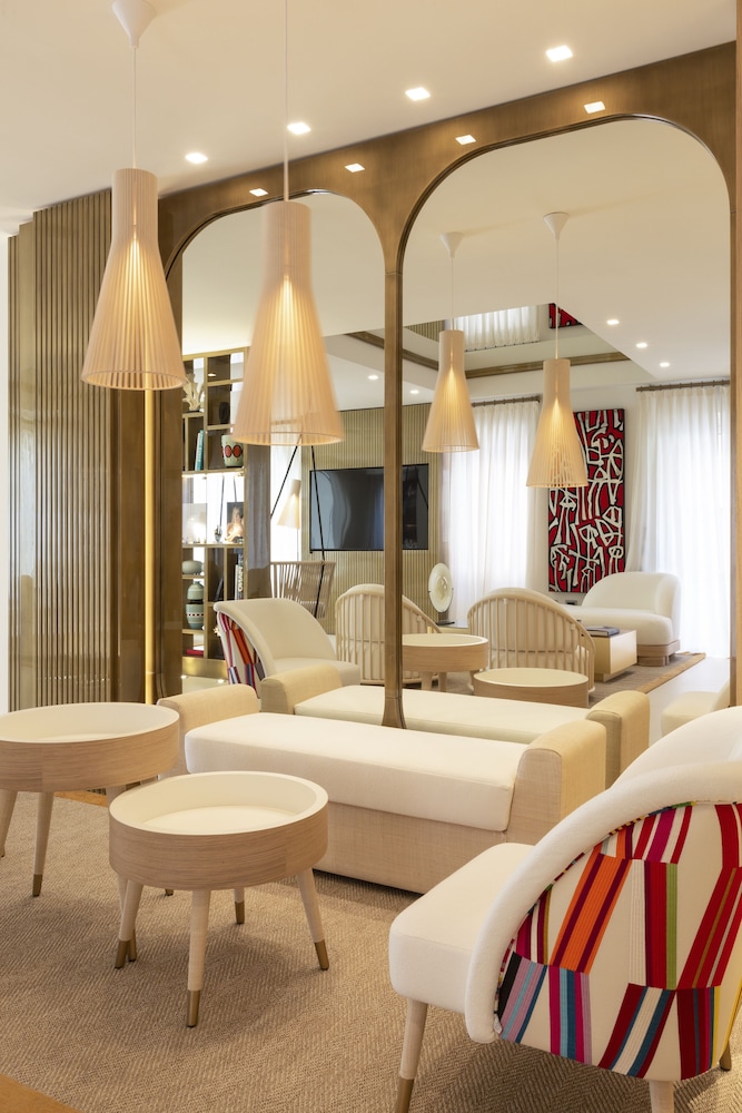 eight hotel paraggi