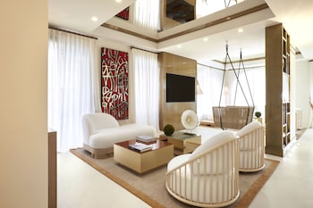 eight hotel paraggi
