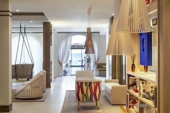 eight hotel paraggi