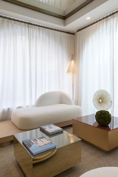 eight hotel paraggi