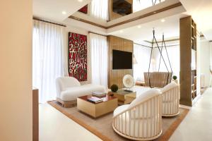 eight hotel paraggi