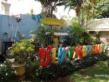 dlucky garden inn and suites