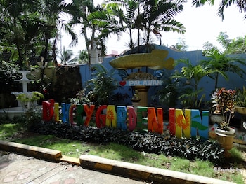 dlucky garden inn and suites