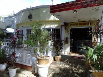 dlucky garden inn and suites