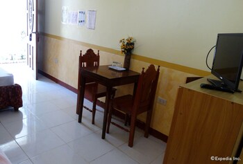 dlucky garden inn and suites