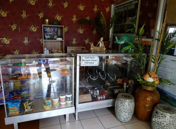 dlucky garden inn and suites