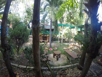 dlucky garden inn and suites