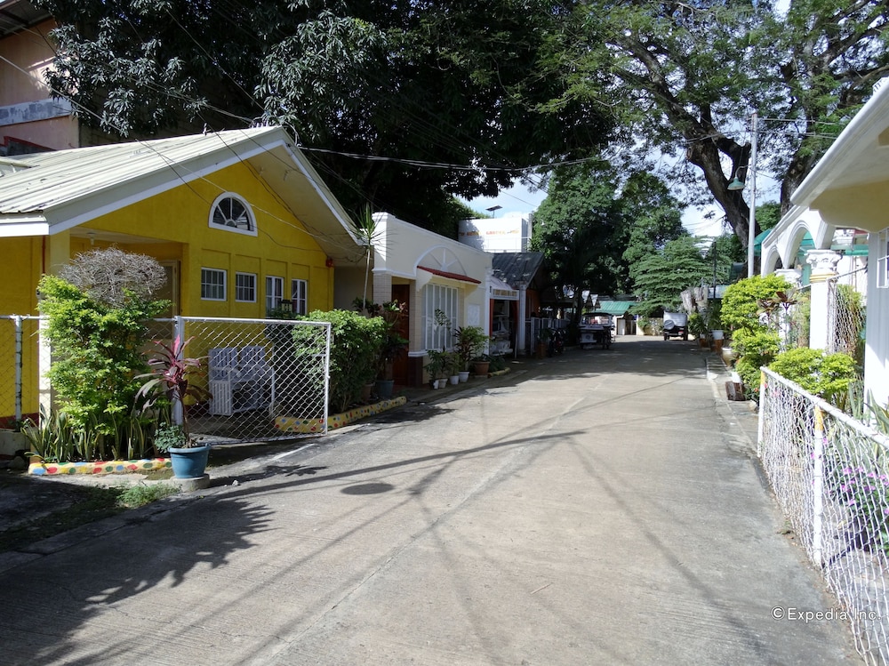 dlucky garden inn and suites