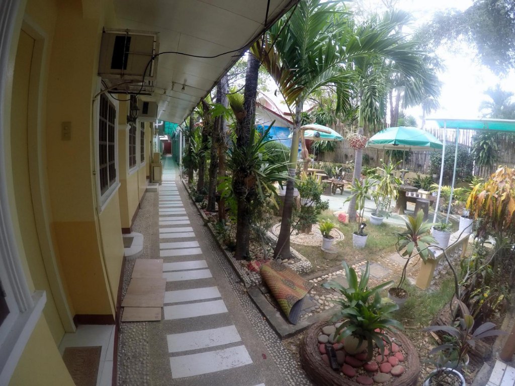 dlucky garden inn and suites