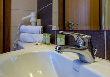 manousos city hotel