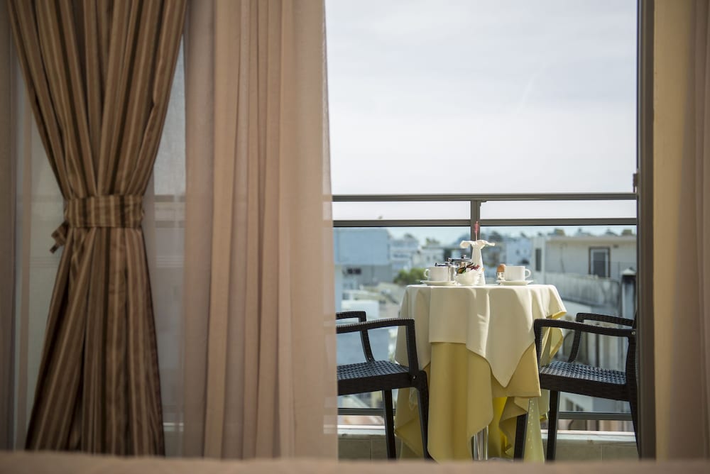 manousos city hotel
