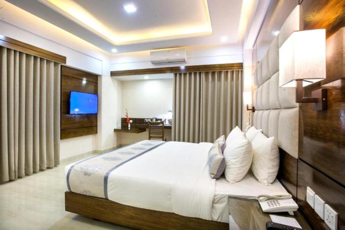 white palace hotel