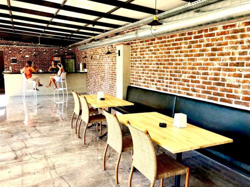 victoria hotel and lounge