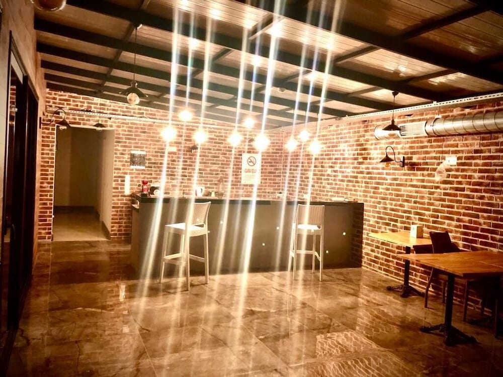 victoria hotel and lounge