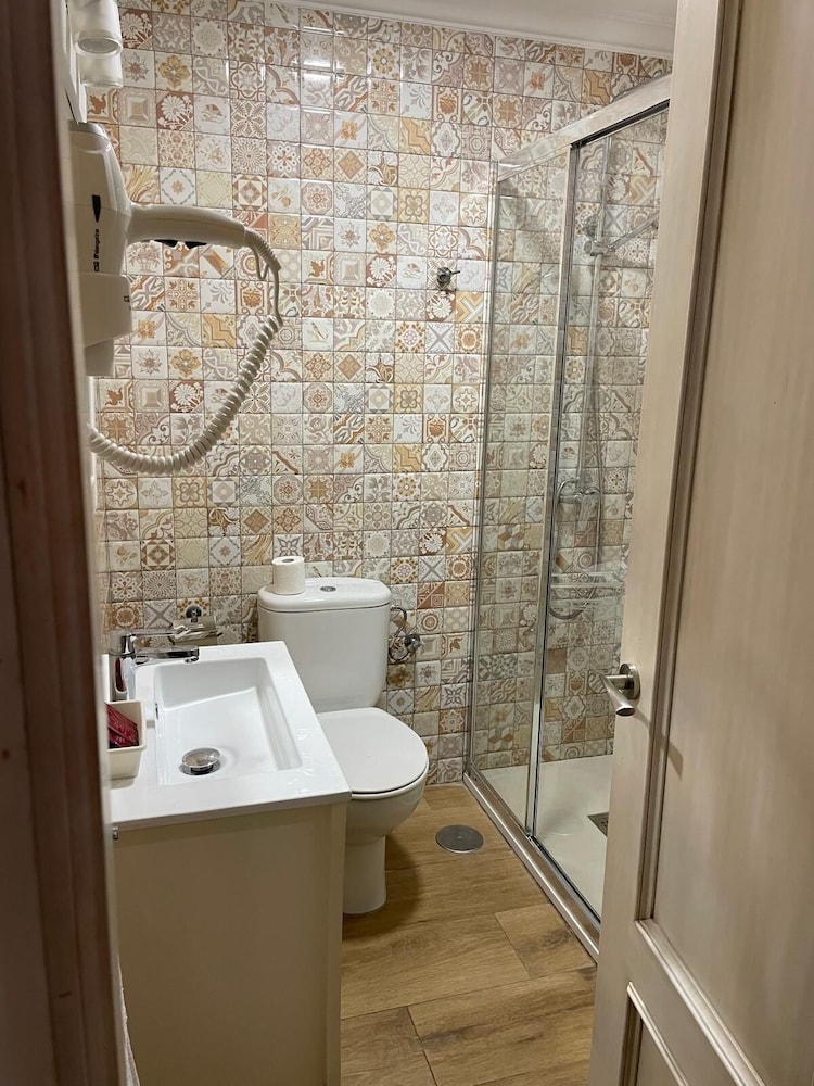 hostal flor de lis lojo