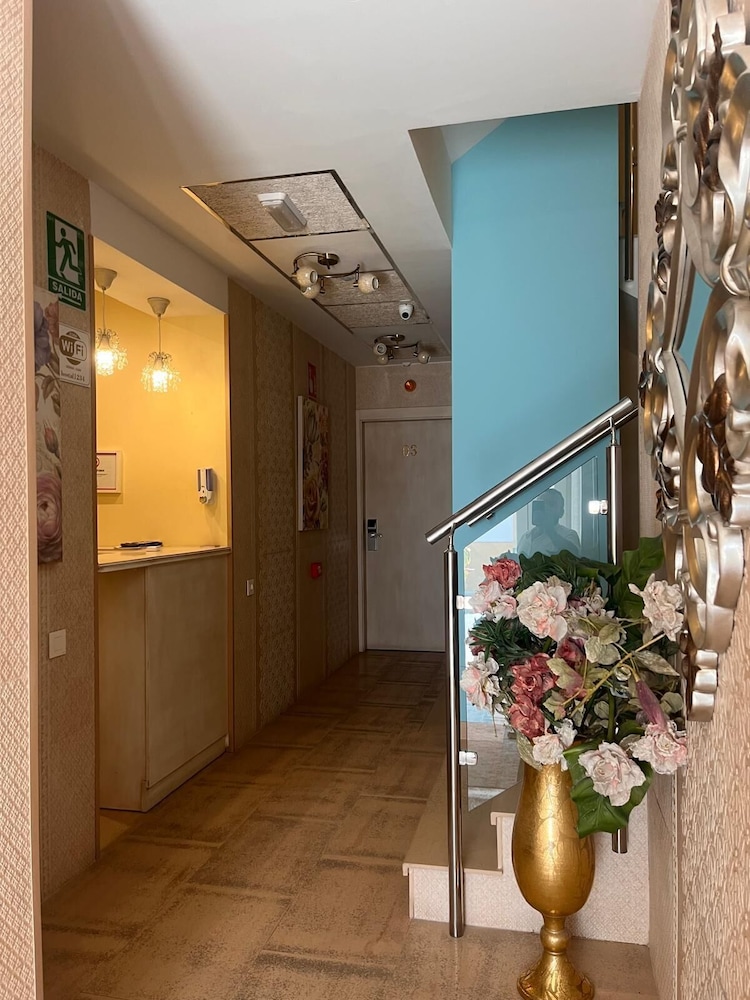 hostal flor de lis lojo