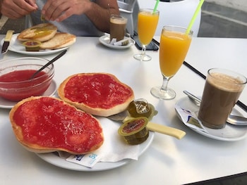 hostal flor de lis lojo