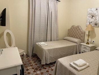 hostal flor de lis lojo