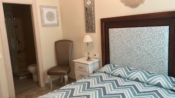 hostal flor de lis lojo