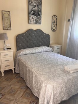 hostal flor de lis lojo