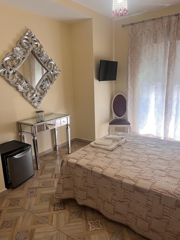 hostal flor de lis lojo