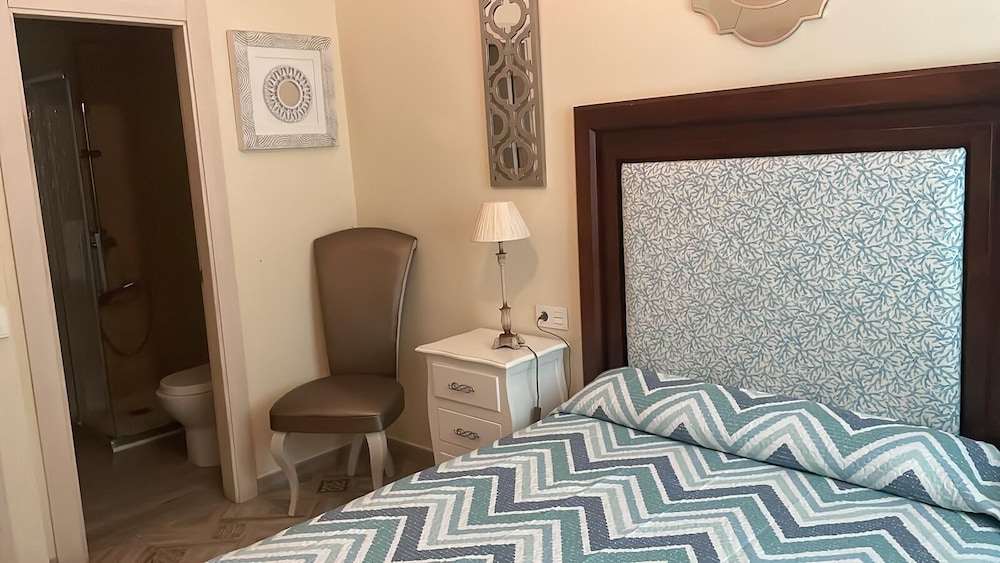 hostal flor de lis lojo