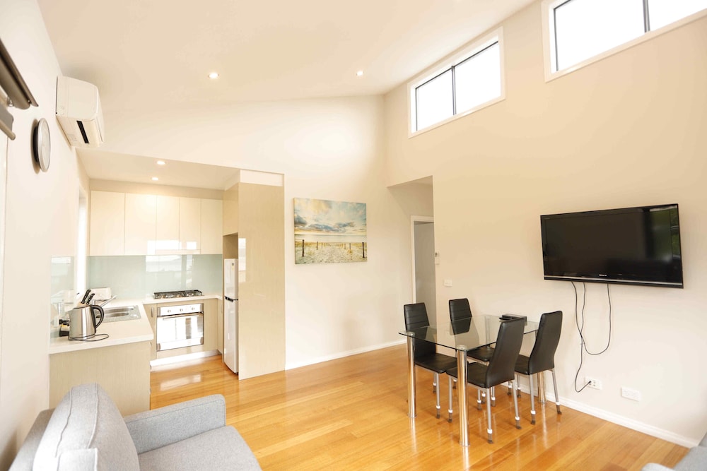 apollo bay seal apartments