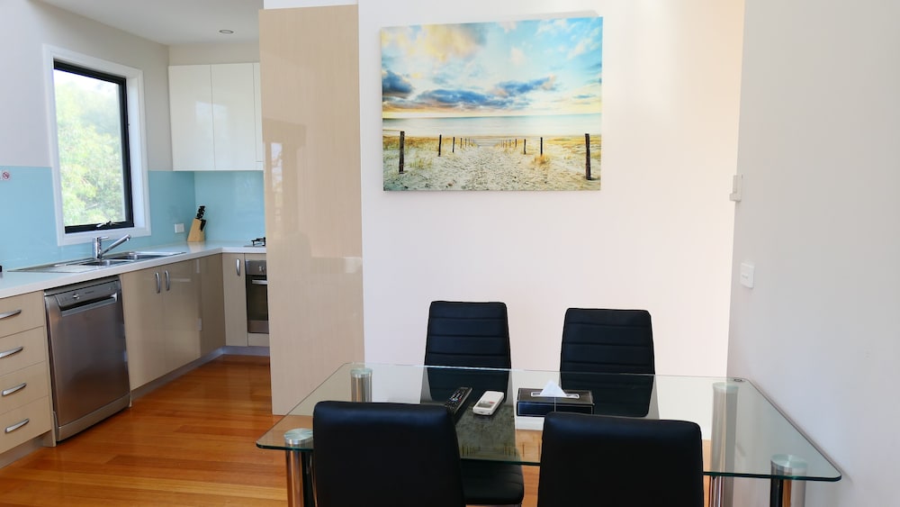apollo bay seal apartments
