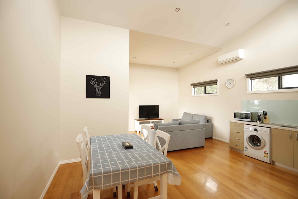 apollo bay seal apartments