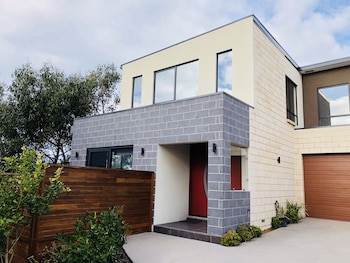 apollo bay seal apartments