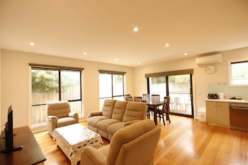 apollo bay seal apartments