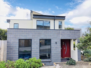 apollo bay seal apartments