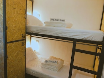 pig dive hostel