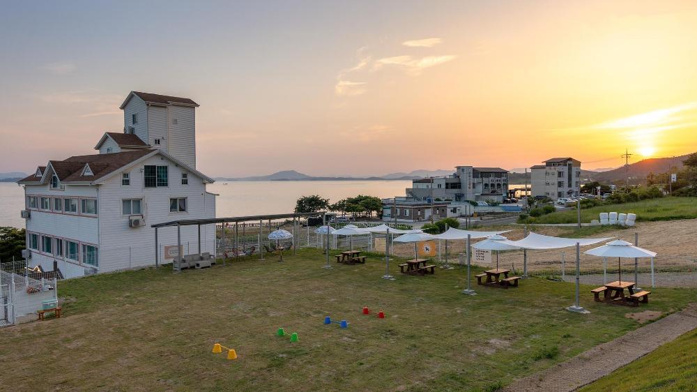 canada sunset village