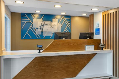 holiday inn express and suites indianapolis east by ihg
