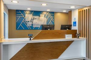 holiday inn express and suites indianapolis east by ihg