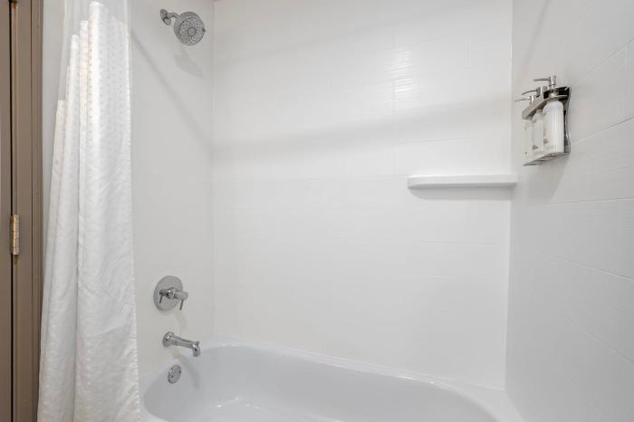 holiday inn express and suites indianapolis east by ihg