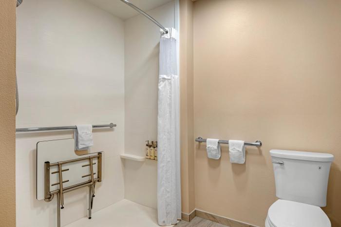 holiday inn express and suites indianapolis east by ihg