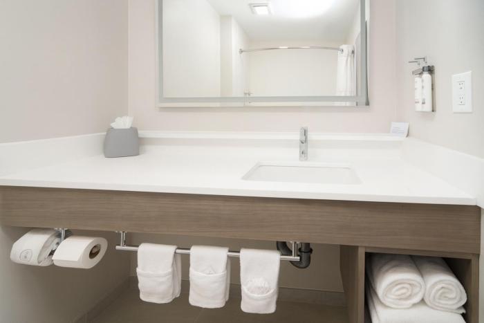 holiday inn express and suites indianapolis east by ihg