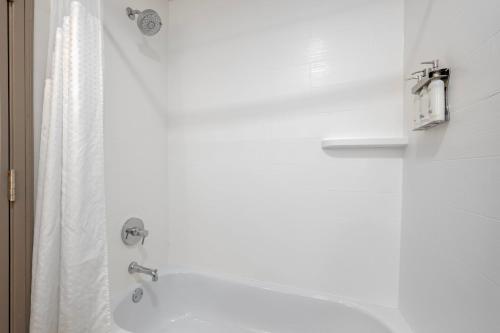 holiday inn express and suites indianapolis east by ihg