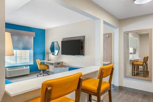 holiday inn express and suites indianapolis east by ihg