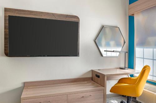 holiday inn express and suites indianapolis east by ihg
