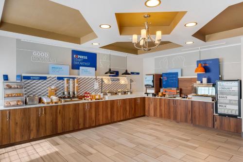 holiday inn express and suites indianapolis east by ihg