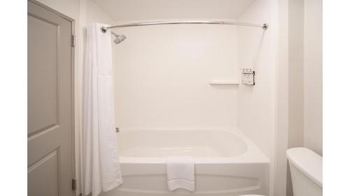 holiday inn express and suites indianapolis east by ihg