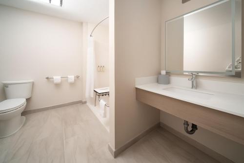 holiday inn express and suites indianapolis east by ihg