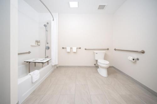 holiday inn express and suites indianapolis east by ihg